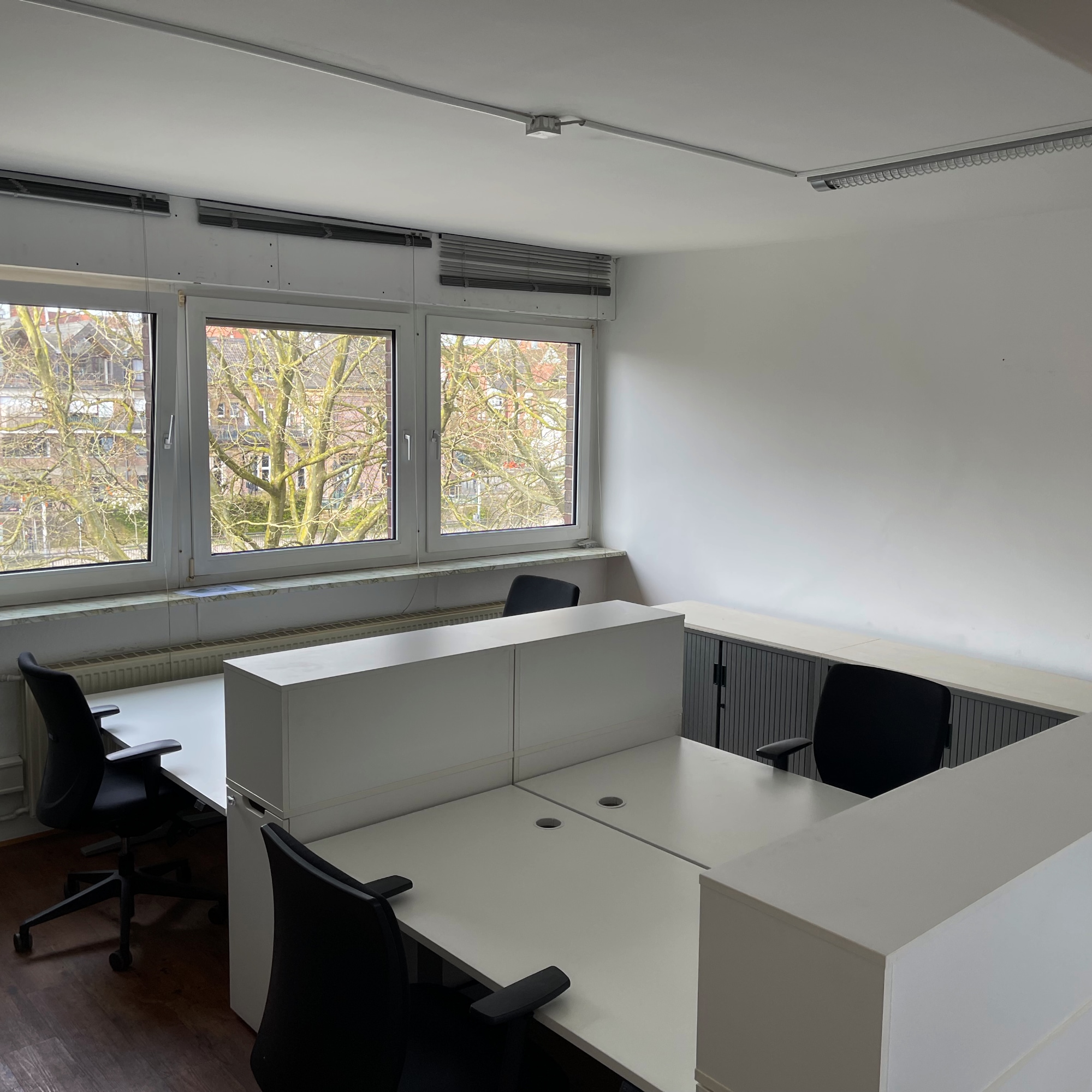 Fester Arbeitsplatz mit weißem Schreibtisch